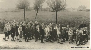 Schulhaus mit Klasse 1932 und Lehrer Schön, zur Verfügung gestellt von Ewald Glückert